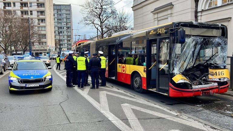 Varşovada iki tramvay ile otobüs çarpıştı: 24 yaralı