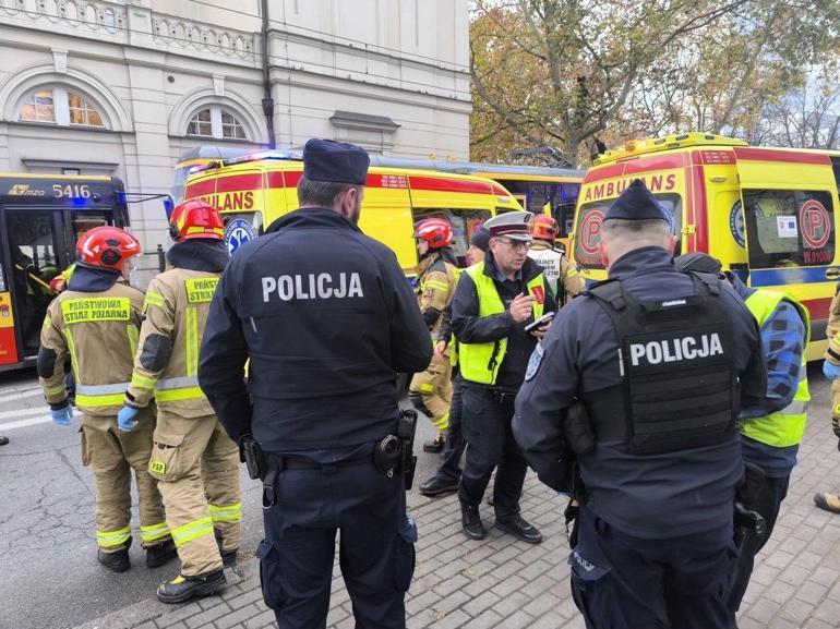 Varşovada iki tramvay ile otobüs çarpıştı: 24 yaralı