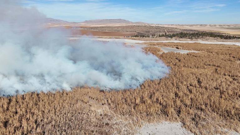 Konya Gök Gölündeki sazlık bölgedeki yangın 2nci gününde devam ediyor