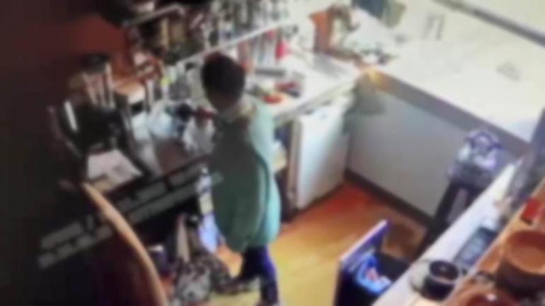 Beyoğlunda kafede zehirlenme şüphesi; Şişeler tezgahın üzerindeydi su olduğunu düşündüm