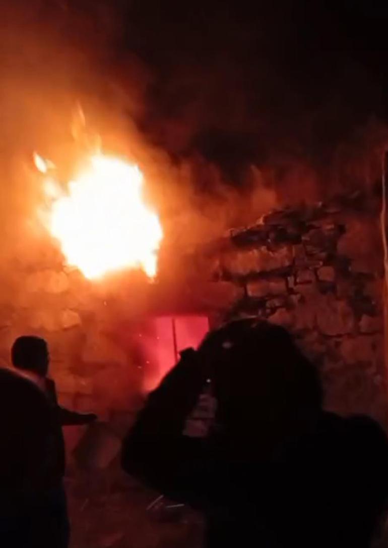 Alevler, bir evi kullanılmaz hale getirdi