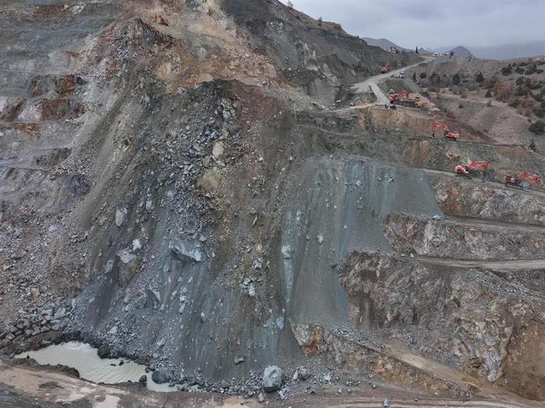 Sivasta göçük altında kalan şantiye müdürünü arama çalışmaları 3üncü gününde