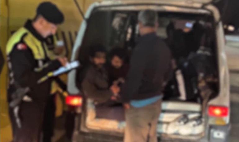 Bakan Yerlikaya: 687 düzensiz göçmen ile 29 organizatör yakalandı