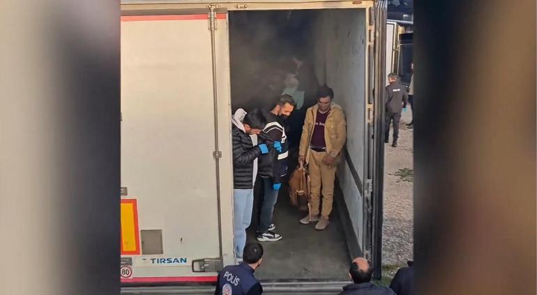 Bakan Yerlikaya: 687 düzensiz göçmen ile 29 organizatör yakalandı