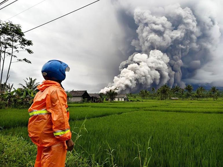 Endonezyanın Semeru Yanardağında mahsur kalan 178 dağcı kurtarıldı