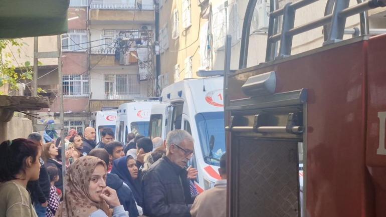 Diyarbakırda apartman yangını: 13 kişi dumandan etkilendi