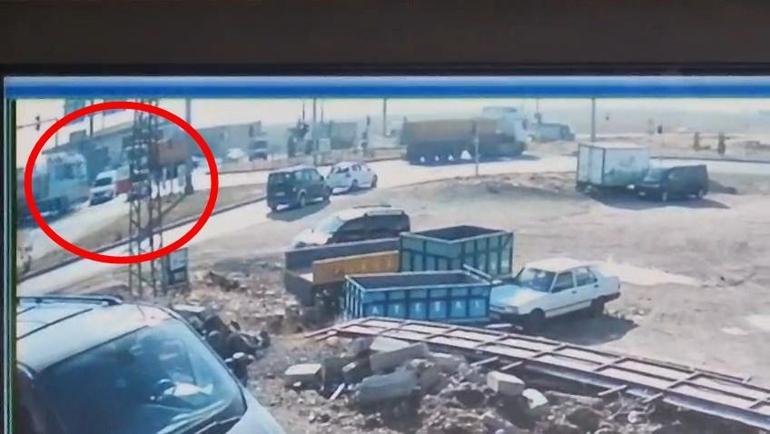 Diyarbakırda 3 aracın karıştığı kaza kamerada; 4 ölü, 1 yaralı