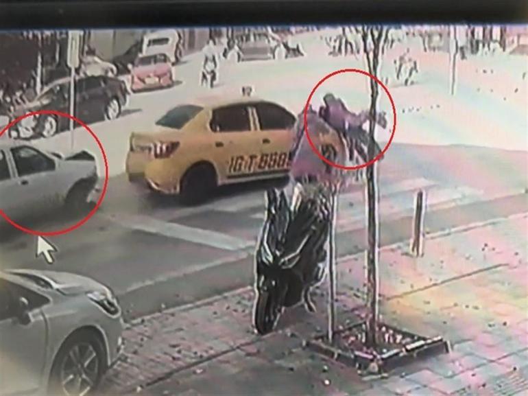 Yaya geçidinde dururken otomobilin arkasından vurduğu taksi, anne ile bebeğine çarptı