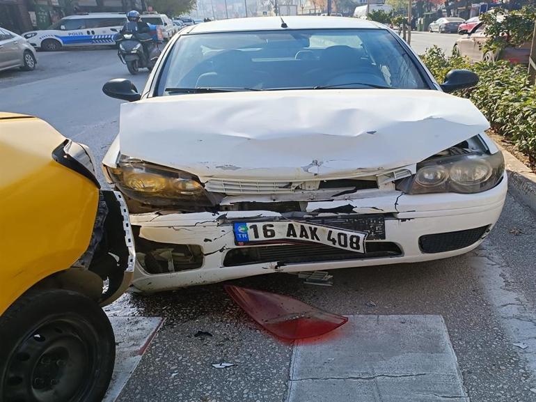 Yaya geçidinde dururken otomobilin arkasından vurduğu taksi, anne ile bebeğine çarptı
