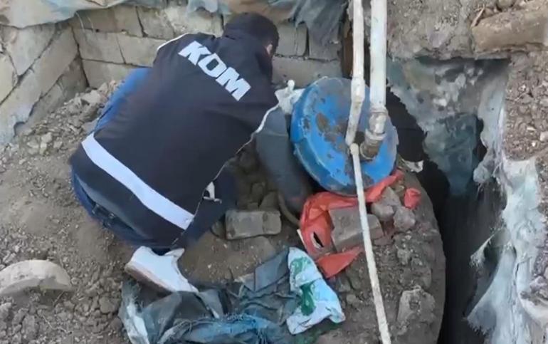 Lavabo musluğuna bağlı düzenek ortaya çıkarıldı; yerin altından 3,5 ton kaçak motorin çıktı