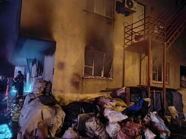 Aydında 2 katlı evde yangın; 3 kişi dumandan etkilendi