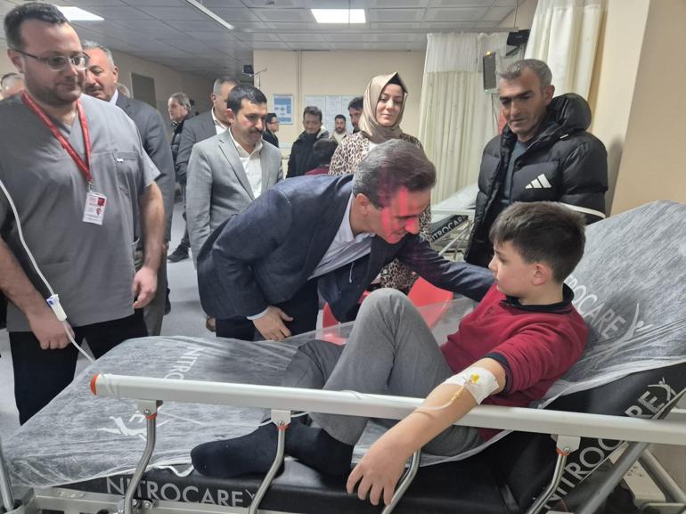 Gümüşhane’de pansiyona dışarıdan getirdikleri pideyi yiyen 29 öğrenci, zehirlenme şüphesiyle hastaneye kaldırıldı