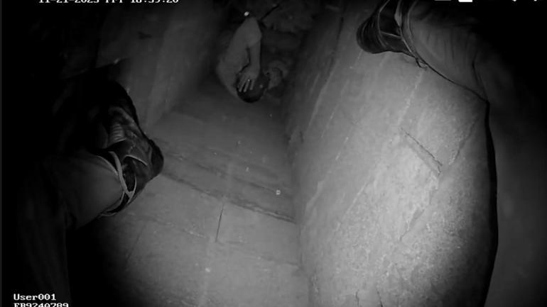 Kablo çekerken düştüğü havalandırma boşluğundan, duvar kırılarak kurtarıldı