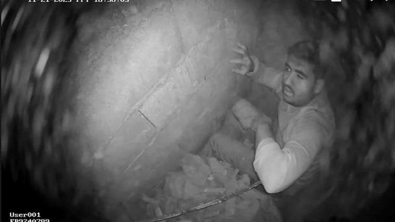 Kablo çekerken düştüğü havalandırma boşluğundan, duvar kırılarak kurtarıldı