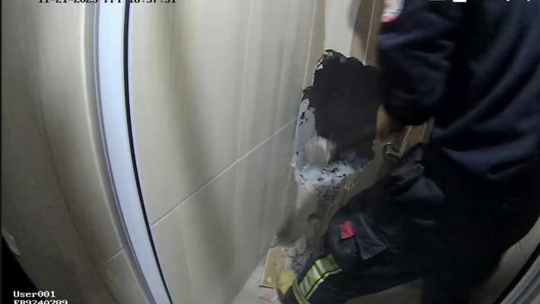 Kablo çekerken düştüğü havalandırma boşluğundan, duvar kırılarak kurtarıldı