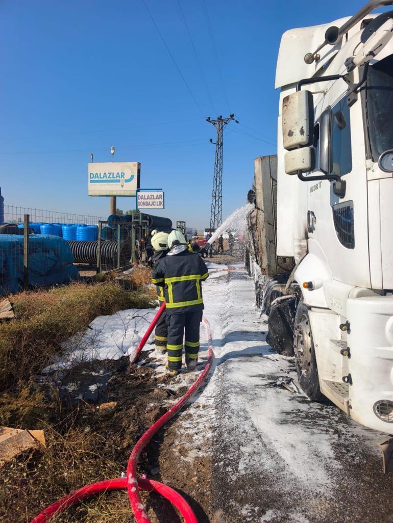 Mardinde 3 aracın karıştığı kazada TIR alev aldı; o anlar kamerada