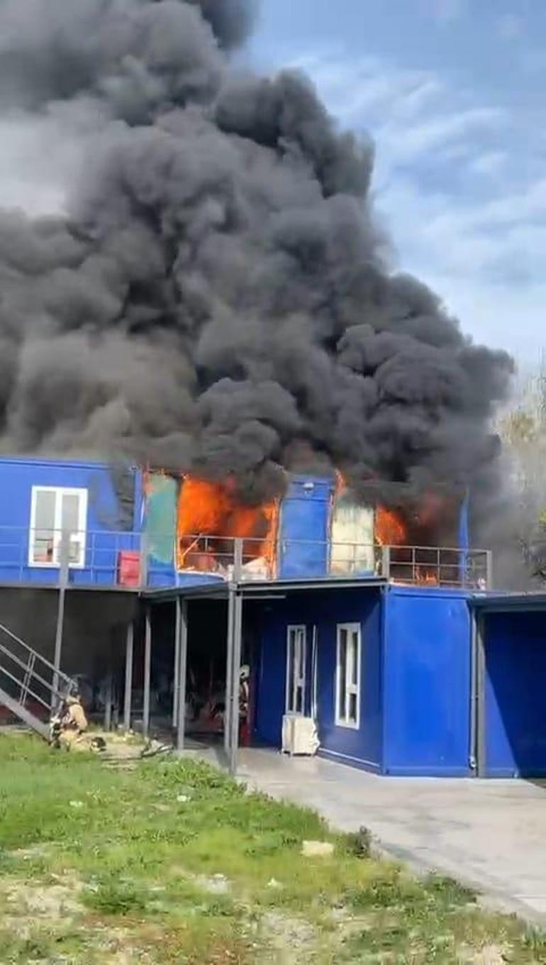 Üniversite kampüsündeki konteynerlerde çıkan yangın söndürüldü