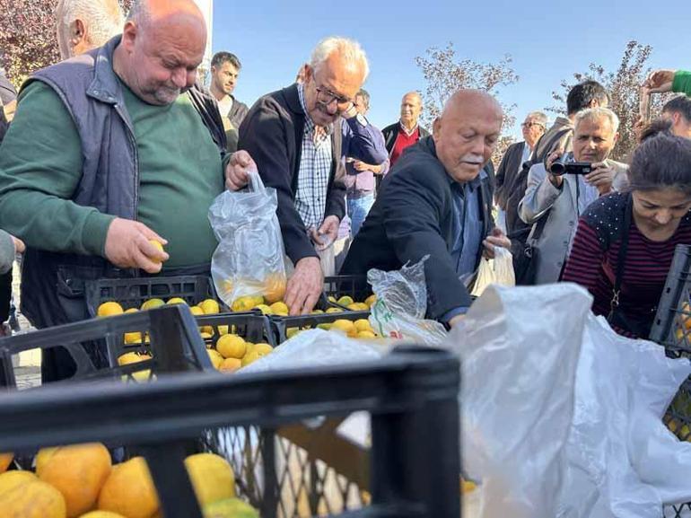 Hatayda üreticiler, alıcı çıkmayan tonlarca mandalinayı ücretsiz dağıttı