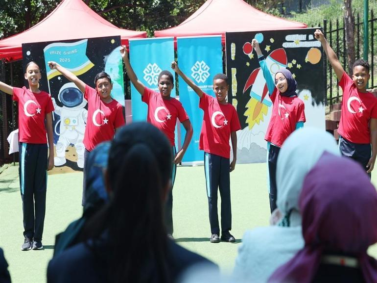 Emine Erdoğan, Güney Afrikada Uluslararası Maarif Okulunu ziyaret etti