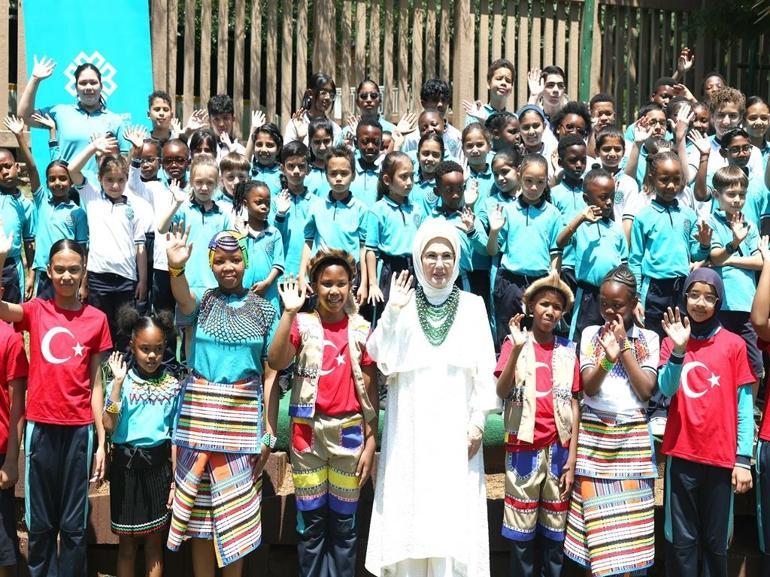 Emine Erdoğan, Güney Afrikada Uluslararası Maarif Okulunu ziyaret etti