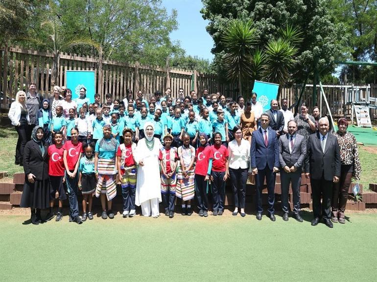 Emine Erdoğan, Güney Afrikada Uluslararası Maarif Okulunu ziyaret etti