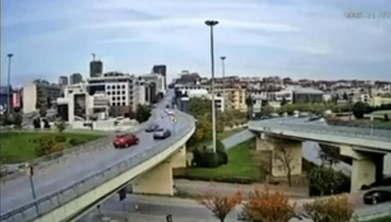 Maltepe’de hatalı sollama kazaya neden oldu; kaza kamerada