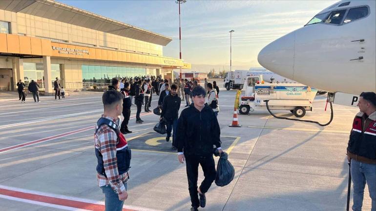 Afganistan uyruklu 300 düzensiz göçmen ülkelerine gönderildi