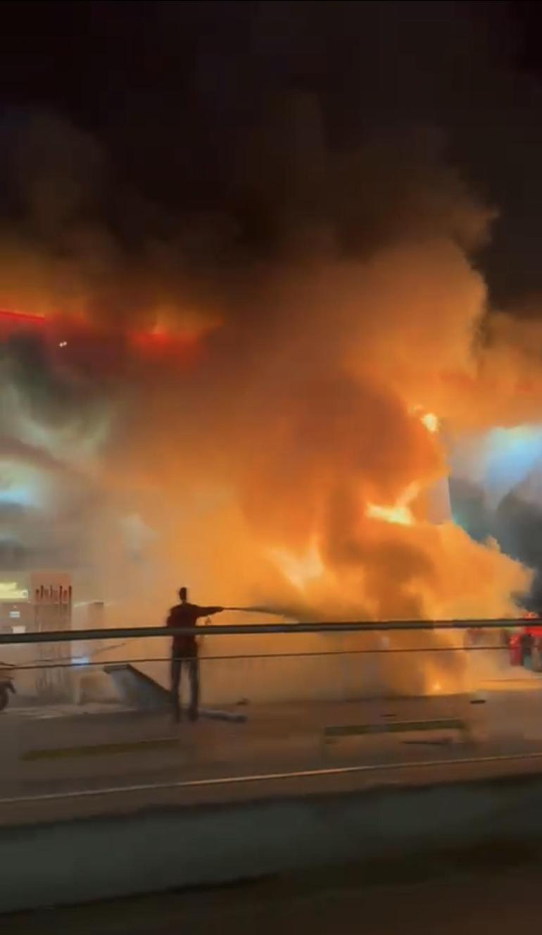 Çekmeköyde otomobil akaryakıt istasyonuna daldı; 2 otomobil yandı