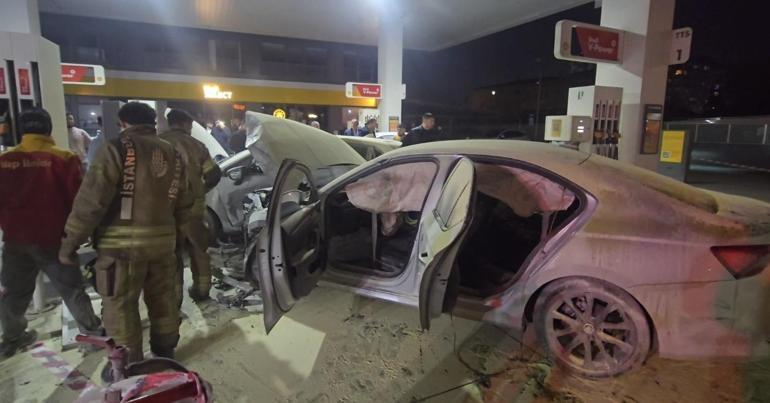 Çekmeköyde otomobil akaryakıt istasyonuna daldı; 2 otomobil yandı