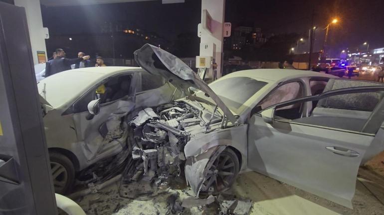 Çekmeköyde otomobil akaryakıt istasyonuna daldı; 2 otomobil yandı