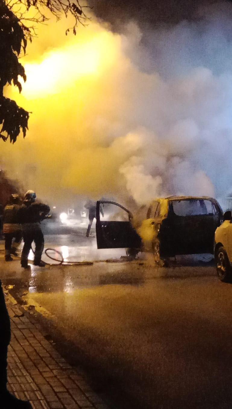 Samsun’da park halindeki otomobilde çıkan yangın korkuttu; o anlar kamerada