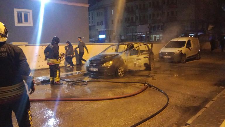 Samsun’da park halindeki otomobilde çıkan yangın korkuttu; o anlar kamerada