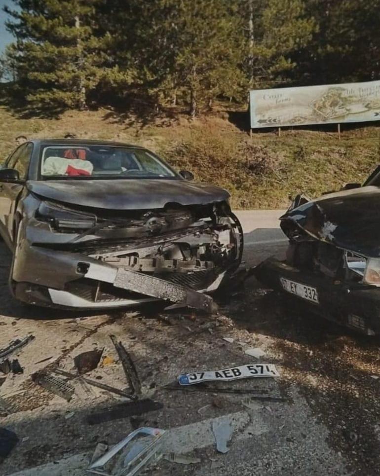 Kastamonu’da 2 otomobil çarpıştı: 3 yaralı