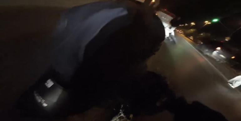 Maltepede hatalı şerit değiştiren otomobile motosiklet çarptı; kaza kamerada