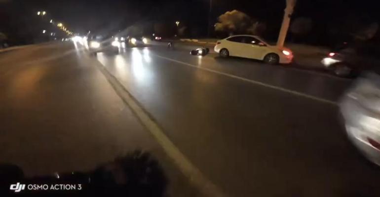 Maltepede hatalı şerit değiştiren otomobile motosiklet çarptı; kaza kamerada