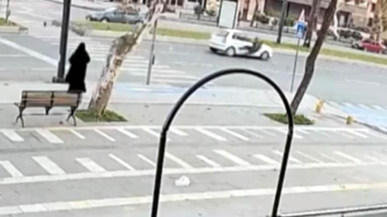 Otomobilin çarptığı yaya ağır yaralandı; kaza kamerada