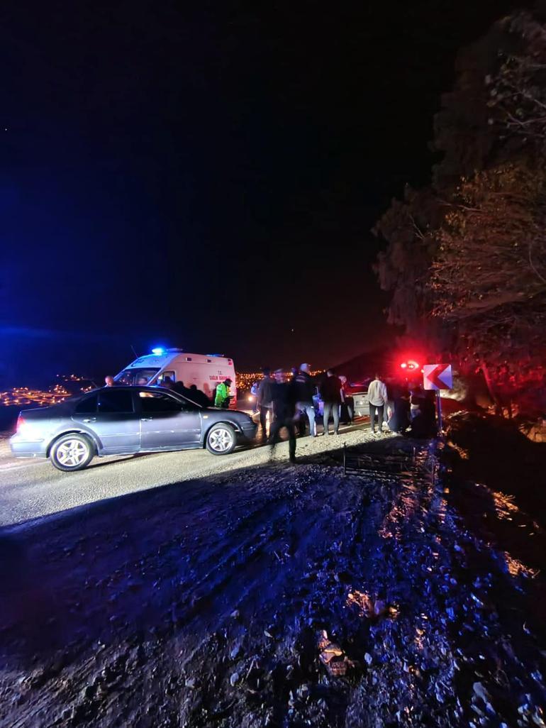 Adanada iki otomobil kafa kafaya çarpıştı: 7 yaralı