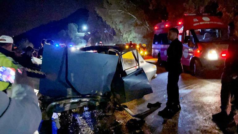 Adanada iki otomobil kafa kafaya çarpıştı: 7 yaralı