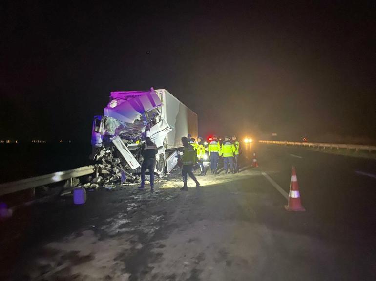 TIR, emniyet şeridinde park halindeki otobüse çarptı: 14 yaralı