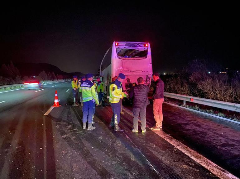 TIR, emniyet şeridinde park halindeki otobüse çarptı: 14 yaralı