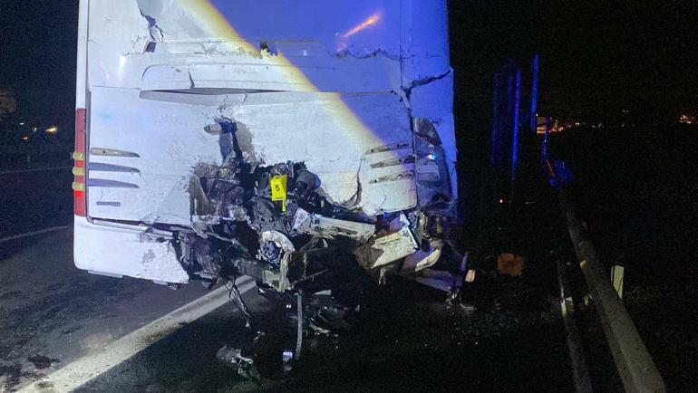 TIR, emniyet şeridinde park halindeki otobüse çarptı: 14 yaralı