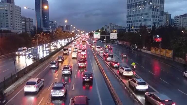 İstanbulda yağışın etkisi ile trafik yoğunluğu oluştu
