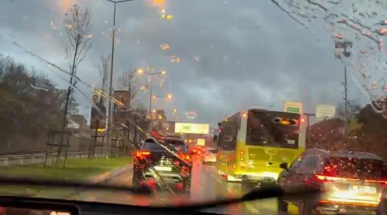 İstanbulda yağışın etkisi ile trafik yoğunluğu oluştu