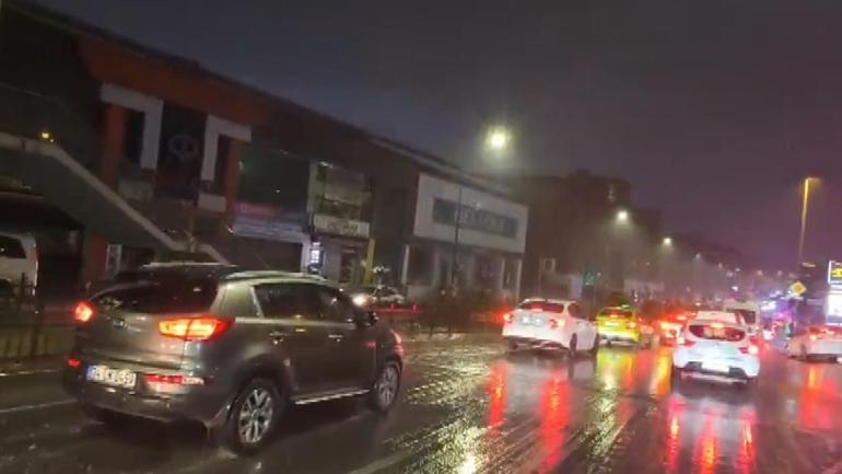 İstanbulda yağışın etkisi ile trafik yoğunluğu oluştu