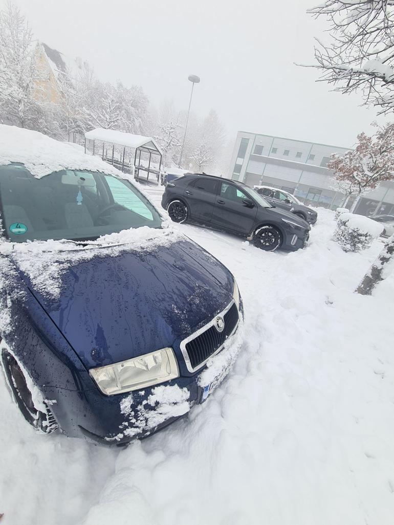 Almanyada kar yağışı trafik kazalarına neden oldu: 3 ölü