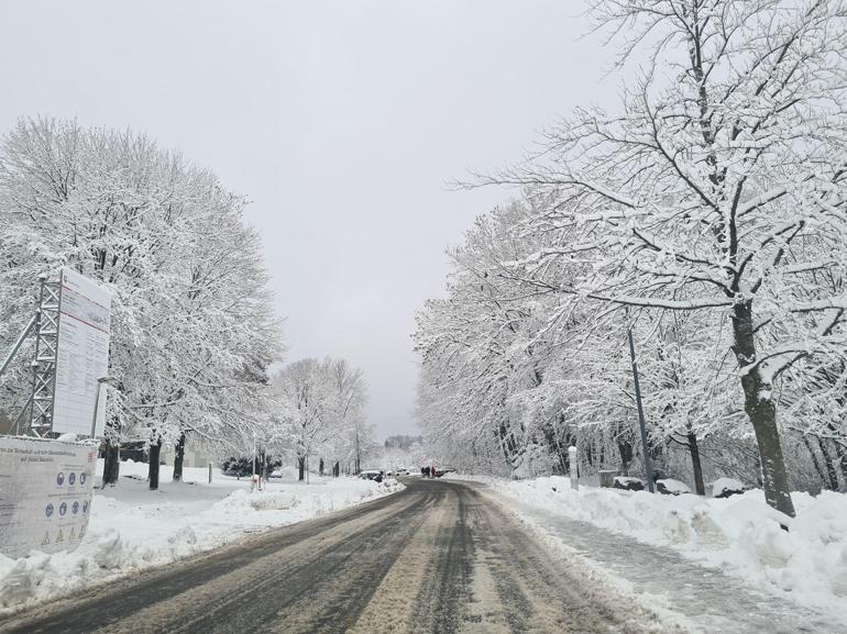 Almanyada kar yağışı trafik kazalarına neden oldu: 3 ölü