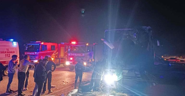 Yolcu otobüsü ile servis minibüsü çarpıştı: 1 ölü, 14 yaralı