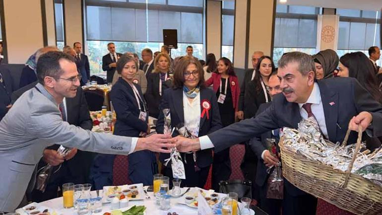 Bakan Tekin, öğretmenlerle Anıtkabiri ziyaret etti