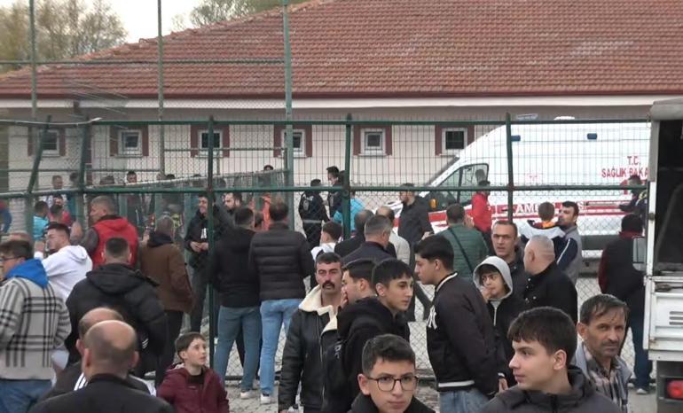 Dili boğazına kaçan futbolcuya, hakemden hayati müdahale