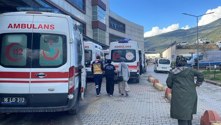 Öğle yemeği yiyen 20 öğrenci, gıda zehirlenmesi şüphesiyle hastaneye kaldırıldı